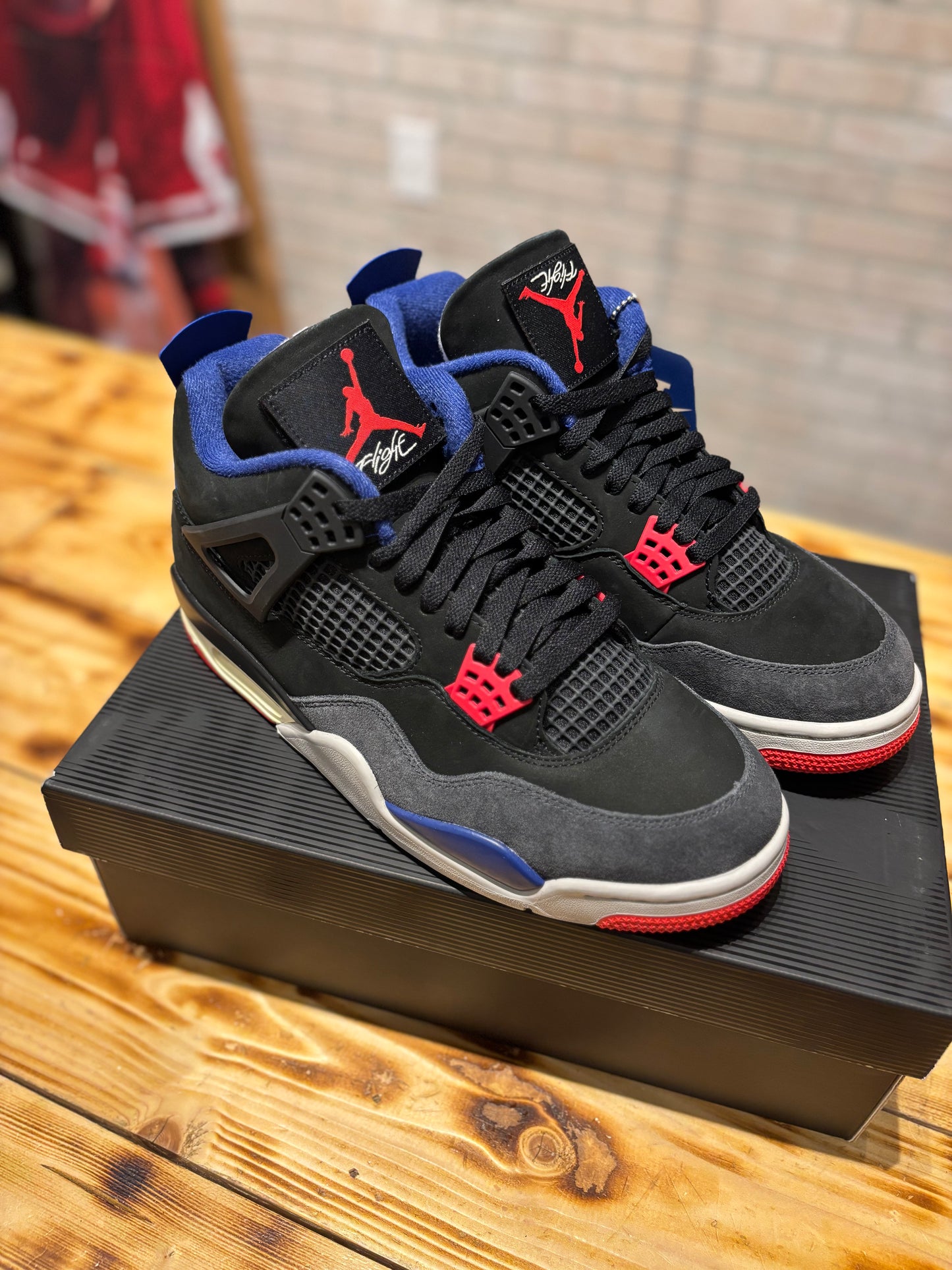 Jordan 4 “rare air” gold lettering