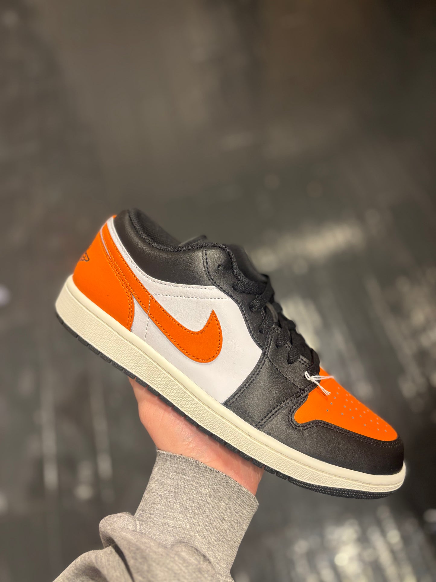 Jordan 1 low orange/black