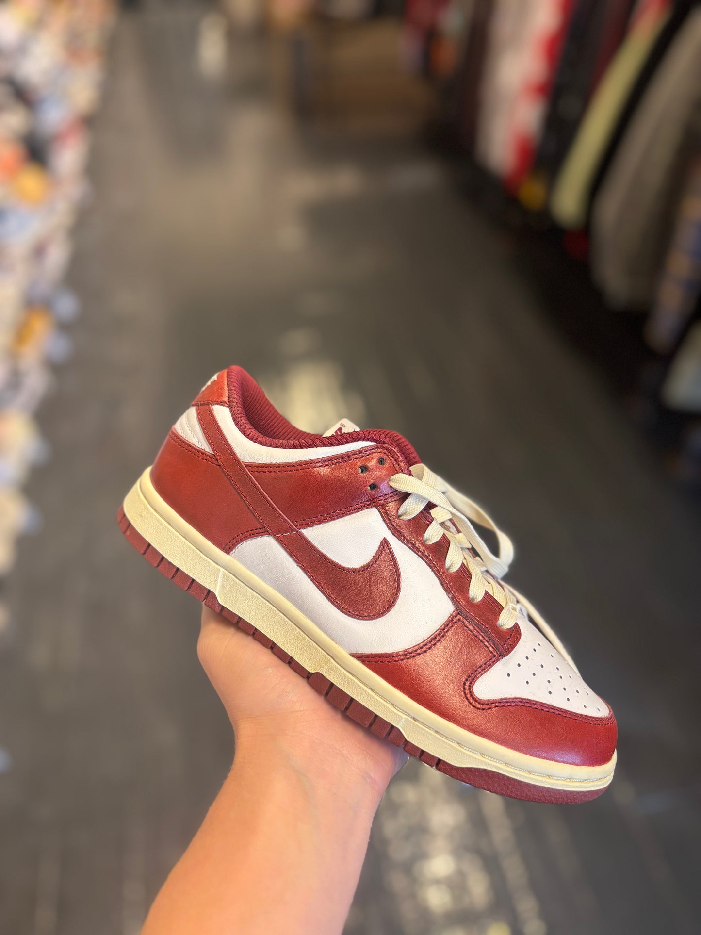 Nike dunk low vintage red