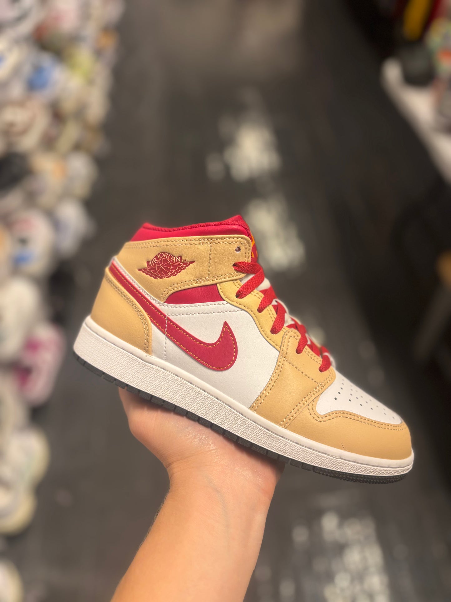Jordan 1 mid tan/red