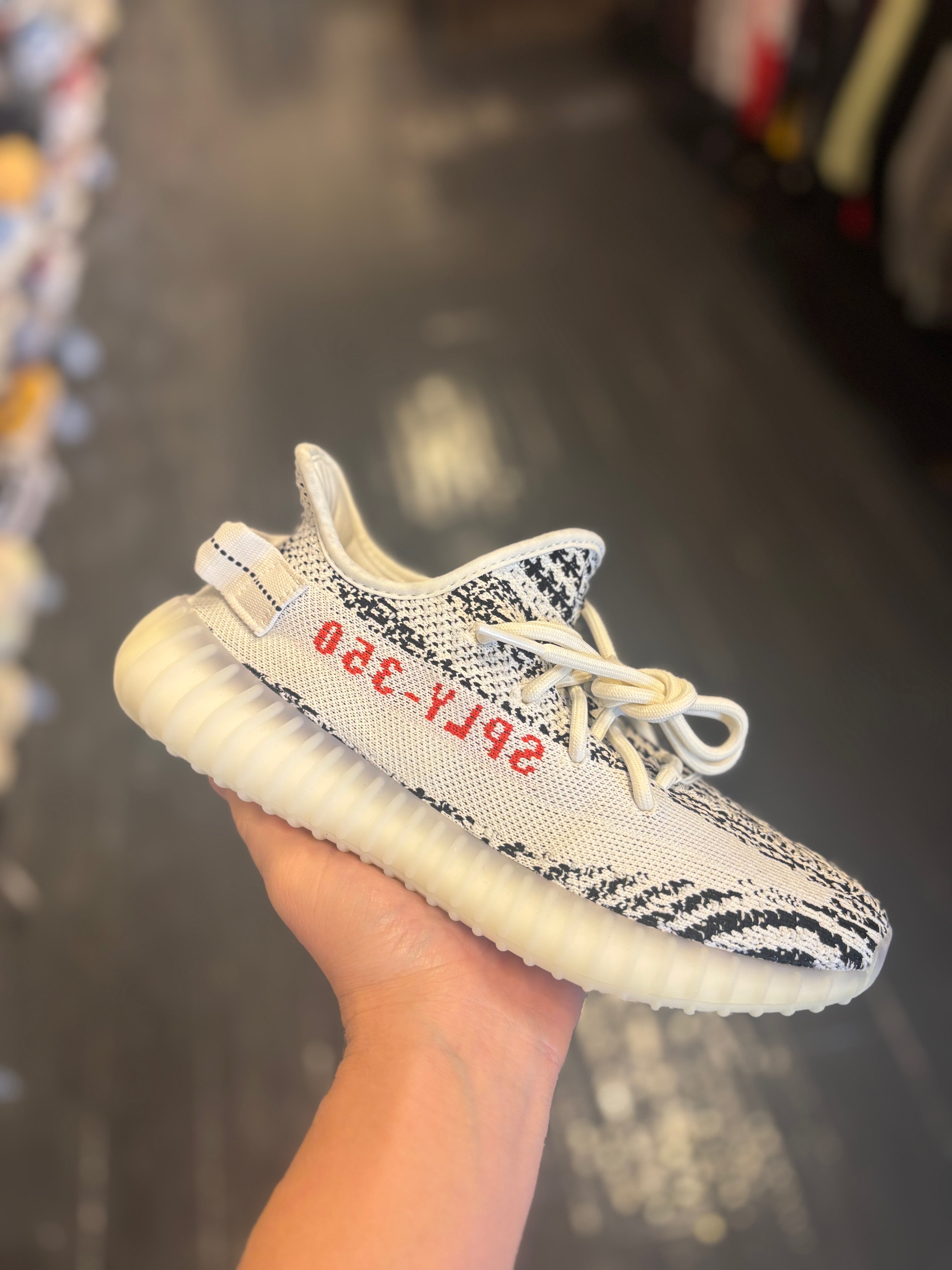 Yeezy 350 zebra/size 6