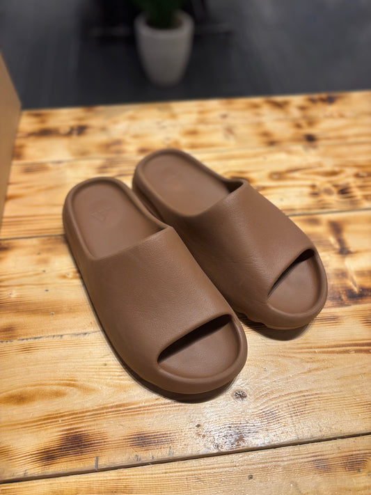 Yeezy slide “flax”