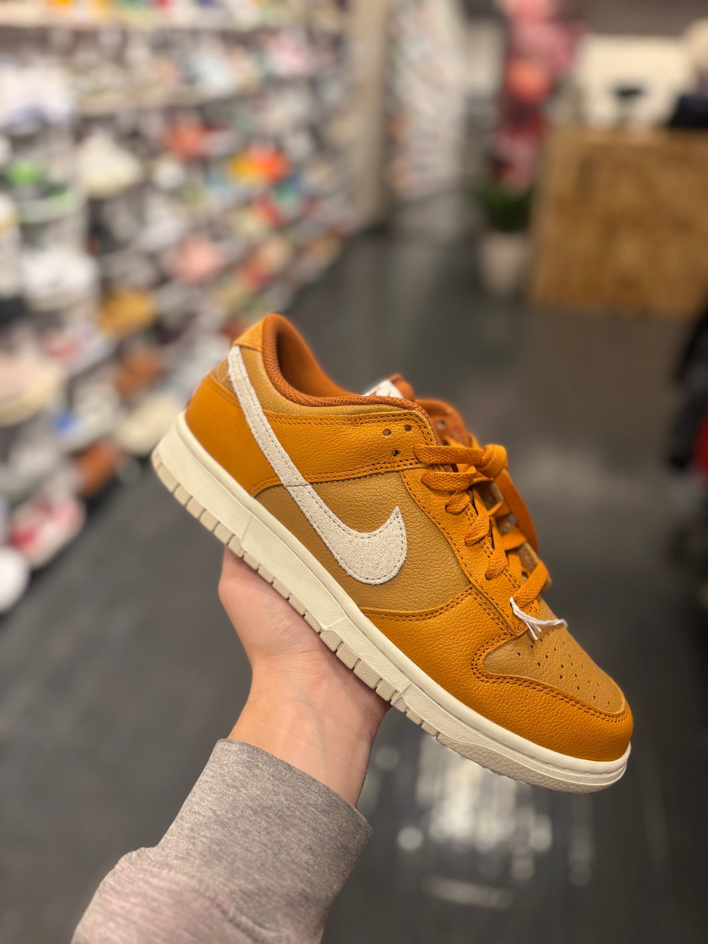 Nike dunk low burnt orange