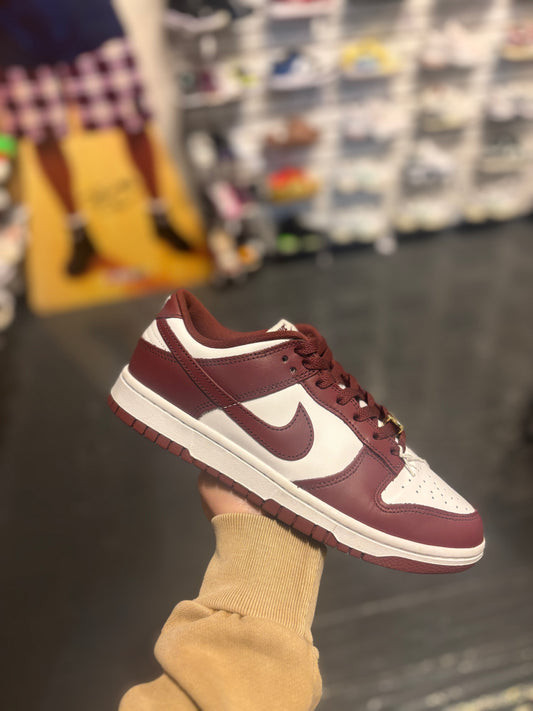 Nike dunk maroon